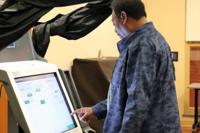 一位当地居民examines an ExpressVote XL during a public voting machine demonstration in March 2020, prior to pandemic restrictions. Photo courtesy of Cumberland County.