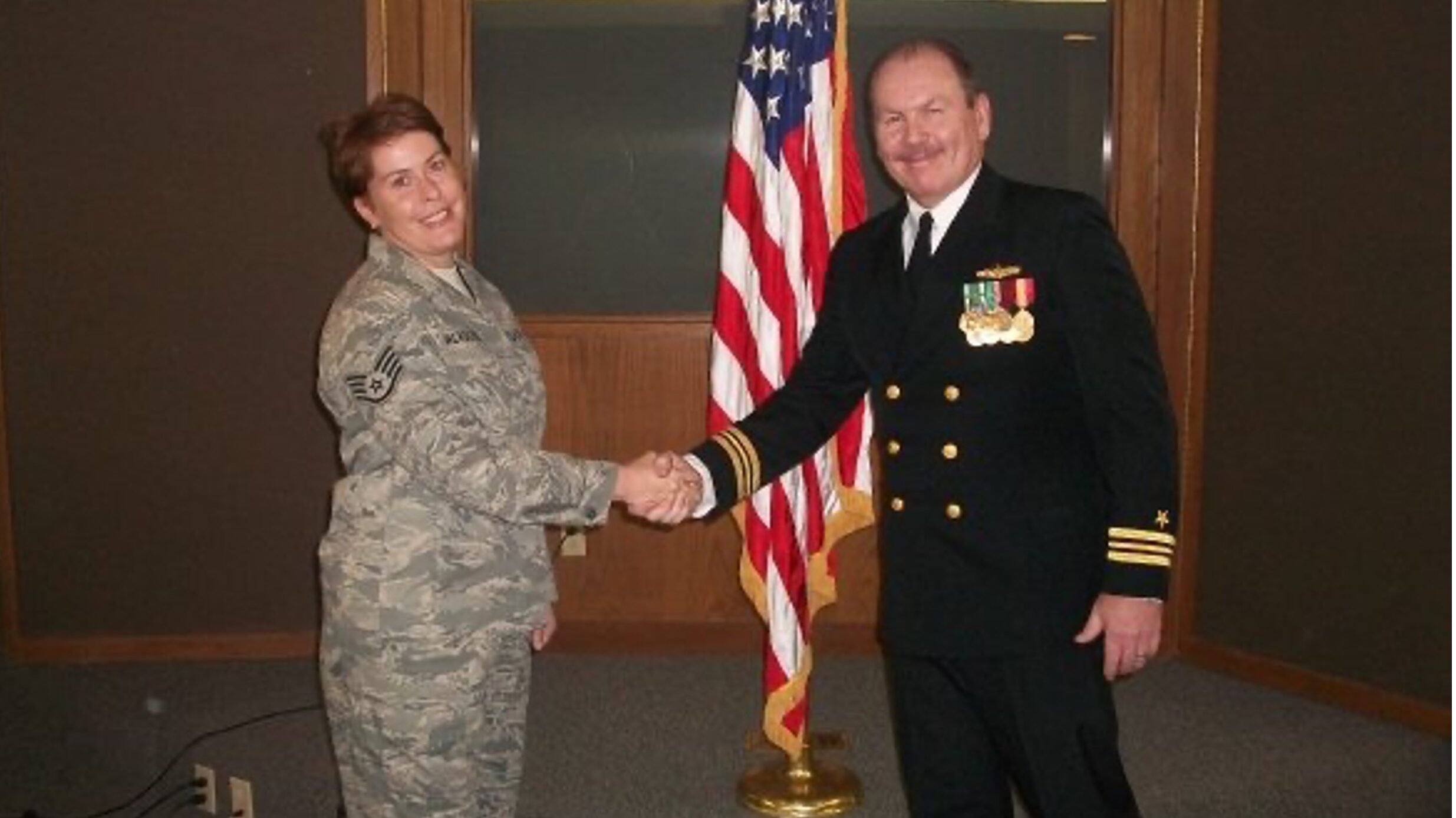 威斯蒙在退休的现役前，在美国空军储备中重新入伍他的配偶帕姆。